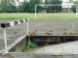 Wenn die Förderung des Sports durch die Kommunen wegbricht, sehen in Zukunft die Sportstätten vielleicht so aus wie der Sportplatz auf unserem Foto in Brandenburg. Copyright: picture-alliance