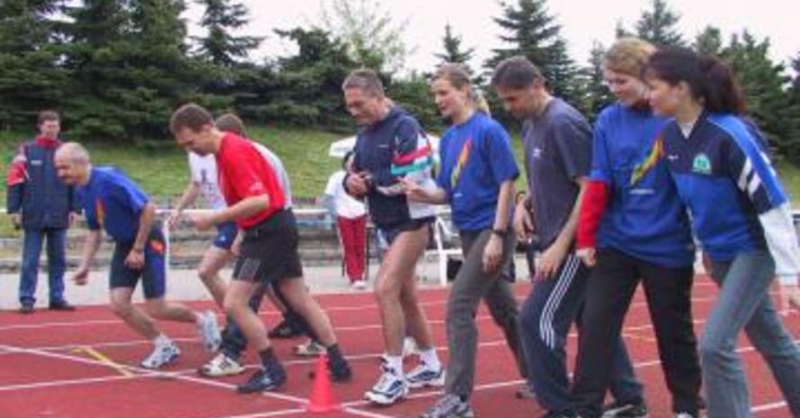 Thüringens Ministerpräsident Dieter Althaus (im roten T-Shirt) beim Start zum 1.000-m-Lauf (Foto: Landessportverband Thüringen)