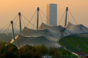 Das Olympiastadion ist eines der Wahrzeichen Münchens. Eine mögliche Bewerbung der Stadt für die Olympischen Winterspiele 2018, die auf die Sportinfrastruktur der Sommerspiele 1972 aufbaue, bezeichnete EOC-Präsident Patrick Hickey beim Treffen mit DOSB-Präsident Thomas Bach und Münchens Oberbürgermeister Christian Ude als „einzigartiges Projekt“. Copyright: picture-alliance