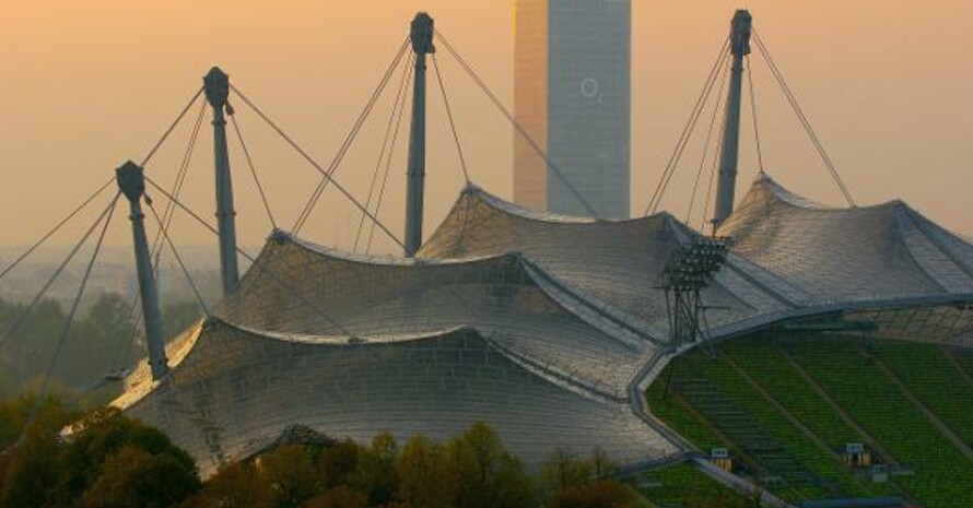 Das Olympiastadion ist eines der Wahrzeichen Münchens. Eine mögliche Bewerbung der Stadt für die Olympischen Winterspiele 2018, die auf die Sportinfrastruktur der Sommerspiele 1972 aufbaue, bezeichnete EOC-Präsident Patrick Hickey beim Treffen mit DOSB-Präsident Thomas Bach und Münchens Oberbürgermeister Christian Ude als „einzigartiges Projekt“. Copyright: picture-alliance