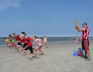 Ex-Zehnkämpfer und olympischer Silbermedaillengewinner Frank Busemann gibt den Startschuss zum Endspurt. Er ist Botschafter der Sportabzeichen-Tour. Foto: langeoognews.de