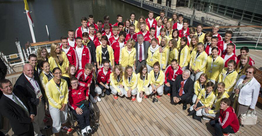 Teilnehmerinnen und Teilnehmer des Olympischen Jugendlagers 2012 in London. Foto: dsj