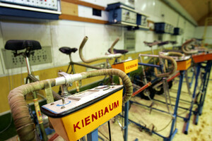 Blick in die früher streng geheime Unterdruckkammer in Kienbaum bei Berlin, hier Ausrüstungen für das Ergometer-Training (1.10.2005). Copyright: picture-alliance