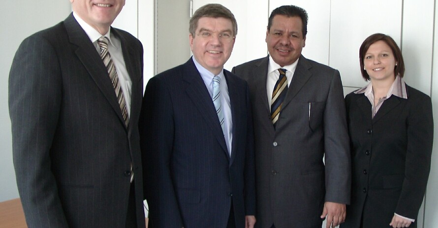 DOSB-Generaldirektor Dr. Michael Vesper (li.), DOSB-Präsident Dr. Thomas Bach (2. v.li.) und DOSB-Ressortleiterin Kathrin Merkel begrüßten SAOC-Generalsekretär Dr. Rashed Alheraiwel im Haus des Deutschen Sports in Frankfurt/Main.