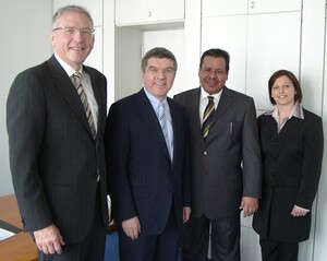 DOSB-Generaldirektor Dr. Michael Vesper (li.), DOSB-Präsident Dr. Thomas Bach (2. v.li.) und DOSB-Ressortleiterin Kathrin Merkel begrüßten SAOC-Generalsekretär Dr. Rashed Alheraiwel im Haus des Deutschen Sports in Frankfurt/Main.