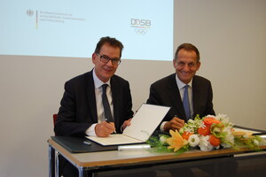 Bundesentwicklungsminister Dr. Gerd Müller (links) und DOSB-Präsident Alfons Hörmann (rechts) unterzeichnen Partnerschaftserklärung. Foto: DOSB