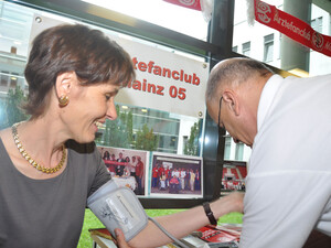 LSB-Präsidentin Karin Augustin ließ sich beim 2. Gesundheitskongresse den Blutdruck messen. Foto: LSB Rheinland-Pfalz