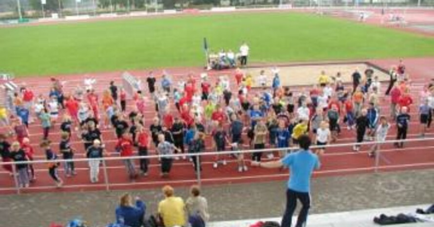 Gemeinsames Aufwärmtraining mit der Marathon-Läuferin Ulrike Maisch