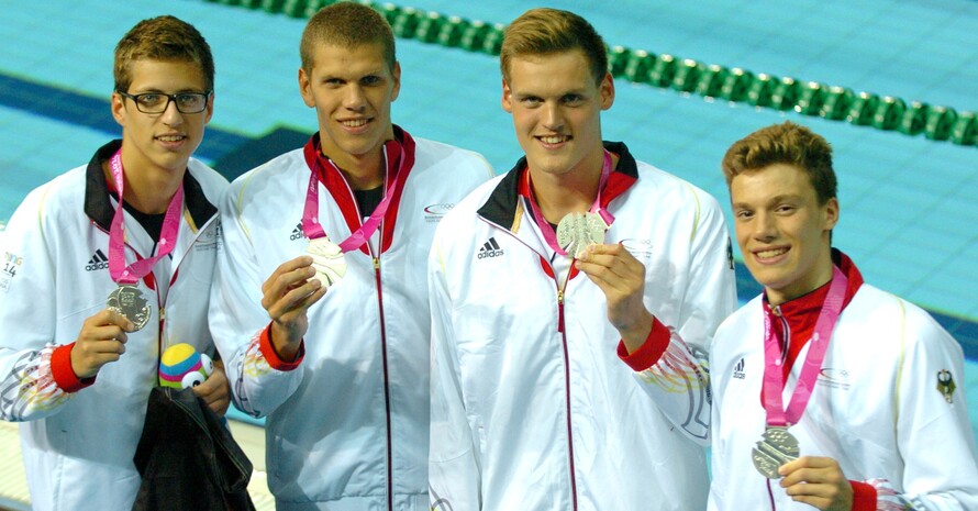 Jubelten über Silber, ihre zweite Staffelmedaille nach Bronze am Dienstag: Damian Wierling, Alexander Kunert, Marek Ulrich und Max Pilger (v.l.).