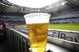 Alkohol im Sport ist ein kontroverses Thema. DOSB, DFB, DFL und die Bundesregierung wollen aber in erster Linie auf Prävention setzen - auch in der Werbung. Copyright: picture-alliance