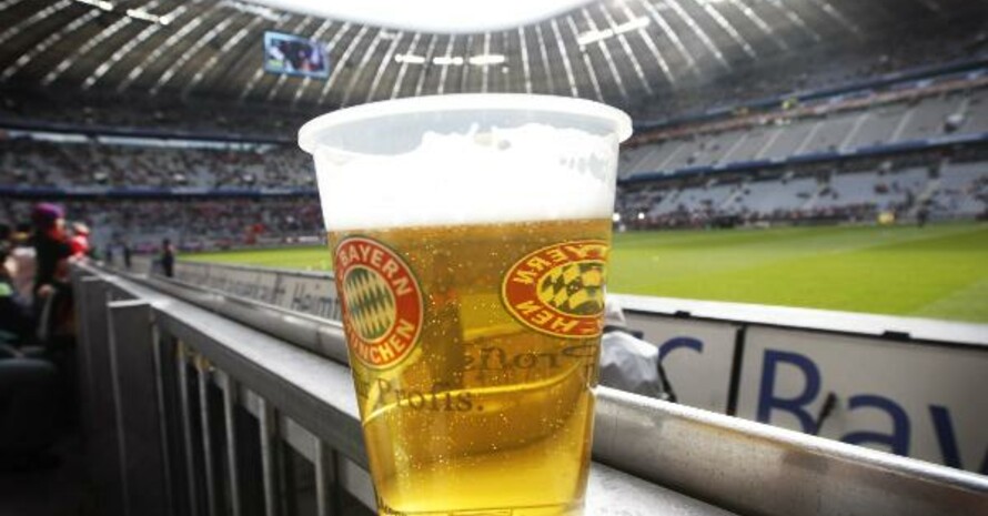 Alkohol im Sport ist ein kontroverses Thema. DOSB, DFB, DFL und die Bundesregierung wollen aber in erster Linie auf Prävention setzen - auch in der Werbung. Copyright: picture-alliance