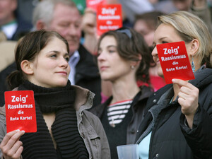 Rechtsextremismus die rote Karte zeigen. Foto: picture-alliance