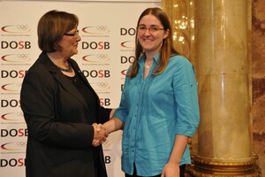 DOSB-Vizepräsidentin Ilse Ridder-Melchers gratuliert Preisträgerin Bärbel Fischer