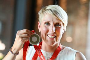 Christina Obergföll freut sich über die Silbermedaille für ihre Leistung bei den Olympischen Spielen von Peking 2008. Foto: Frank May