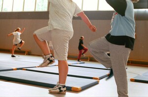 Schätzungen zufolge ist jedes fünfte Kind in Deutschland übergewichtig. Im Kursus "Purzelpfündchen" in Berlin-Marzahn nehmen ess-süchtige Kinder ab und werden selbstbewusster. Copyright: picture-alliance/dpa