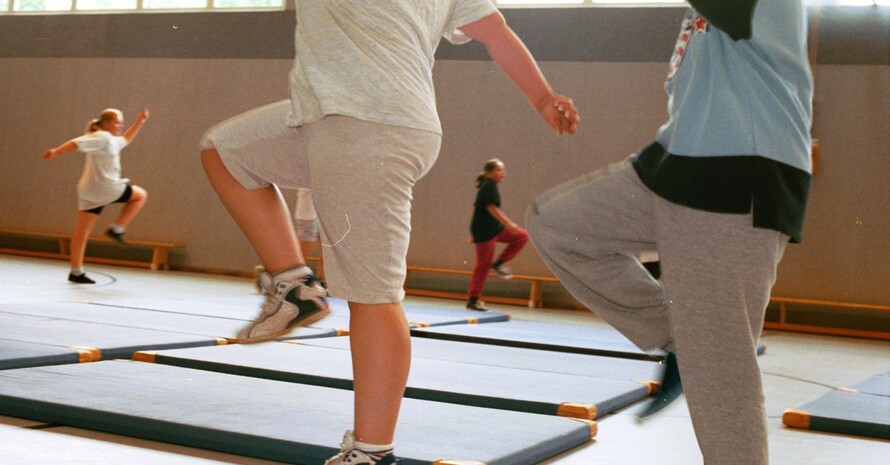 Schätzungen zufolge ist jedes fünfte Kind in Deutschland übergewichtig. Im Kursus "Purzelpfündchen" in Berlin-Marzahn nehmen ess-süchtige Kinder ab und werden selbstbewusster. Copyright: picture-alliance/dpa