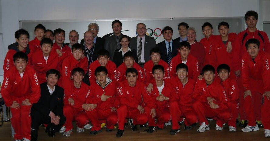 DOSB-Generaldirektor Michael Vesper (mitte) verabschiedet die nordkoreanische Nationalmannschaft der U17. Foto: DOSB