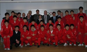 DOSB-Generaldirektor Michael Vesper (mitte) verabschiedet die nordkoreanische Nationalmannschaft der U17. Foto: DOSB