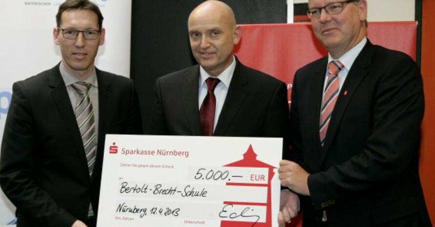 Die Sparkasse Nürnberg überreichte der neuen Eliteschule des Sports 5.000 Euro "Starthilfe" (v.l.): Andreas Dittmer vom Deutschen Sparkassen- und Giroverband, Schulleiter Harald Schmidt, Matthias Everding (Vorstandsvorsitzender Sparkasse Nürnberg). Copyright (alle Bilder): StMUK/Steffen Leiprecht