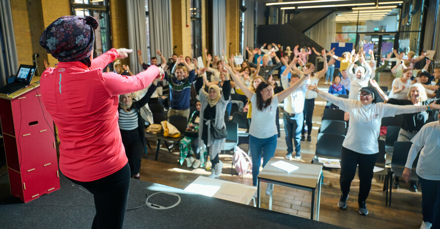 Ein kleiner Projekteinblick in GeniAl gab es in der "Bewegten Pause" mit Übungsleiterin Nada. Foto: DOSB/ Annette Riedl