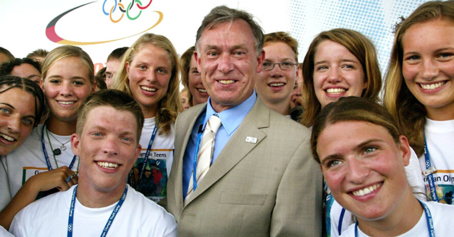 Ob der Bundespräsident auch in Peking vorbeischaut? Bundespräsident Köhler beim Besuch des Olympischen Jugendlagers 2004 in Athen. Copyright: picture-alliance