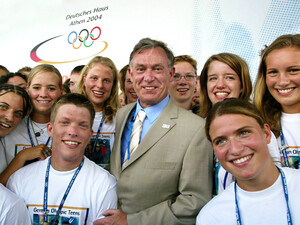 Ob der Bundespräsident auch in Peking vorbeischaut? Bundespräsident Köhler beim Besuch des Olympischen Jugendlagers 2004 in Athen. Copyright: picture-alliance
