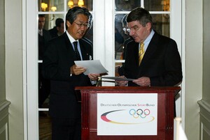 Der Präsident des Japanischen Olympischen KomiteesTsunekazu Takeda und DOSB-Präsident Dr. Thomas Bach