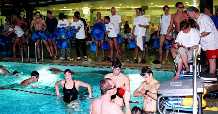 Viel Trubel beim 24-Stunden-Schwimmen für Freizeitsportlerinnen und -sportler in der Schwimmhalle des Müchner Olympiaparks. Copyright: Imago