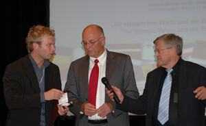 von links: Benny Folkmann, dsj-Vorstandsmitglied, Dr. Hans-Joachim Klein, DOG-Präsident, Prof. Gerhard Treutlein (PH Heidelberg)