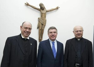 Vereint unterm Kreuz (v.re.): Erzbischof Robert Zollitsch, DOSB-Präsident Thomas Bach und der EKD-Ratsvorsitzende Nikolaus Schneider, Foto: Rolf Zoellner für EKD-Pressestelle