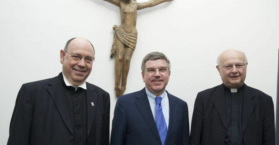 Vereint unterm Kreuz (v.re.): Erzbischof Robert Zollitsch, DOSB-Präsident Thomas Bach und der EKD-Ratsvorsitzende Nikolaus Schneider, Foto: Rolf Zoellner für EKD-Pressestelle