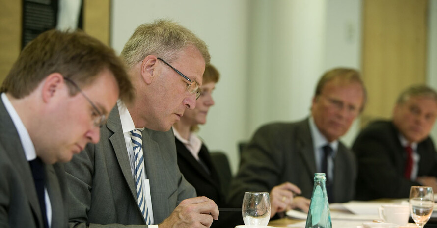 Nicht erst seit dem Olympiastart in Action: DOSB-Generaldirektor und Teamchef Dr. Michael Vesper (2.v.l.) im Juni bei der Jury-Sitzung für dsa "Grüne Band"