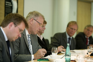 Nicht erst seit dem Olympiastart in Action: DOSB-Generaldirektor und Teamchef Dr. Michael Vesper (2.v.l.) im Juni bei der Jury-Sitzung für dsa "Grüne Band"