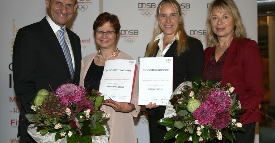 DOSB-Gleichstellungspreis 2017: DOSB-Präsident Alfons Hörmann und Vizepräsidentin Petra Tzschoppe (rechts) überreichen die Auszeichnung an Annemarie Besold und Sabrina Steffens (Foto: Bremer Photo Service)
