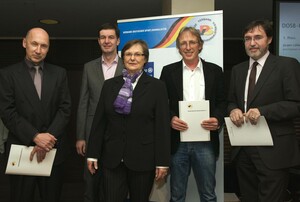 Die Preisträger mit Laudatorin: (v.li.) Christian Witt (Focus, 2. Platz), Jörg Hahn (FAZ, Vorsitzender der Jury), Ilse Ridder-Melchers (DOSB-Vizepräsidentin für Frauen und Gleichstellung), Jürgen Löhle (Sonntag Aktuell, Sieger) und Ralf Mittmann (Südkurier, 3. Platz), Foto: Eberhard Thonfeld