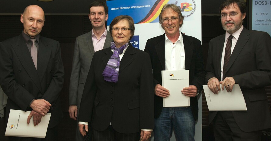 Die Preisträger mit Laudatorin: (v.li.) Christian Witt (Focus, 2. Platz), Jörg Hahn (FAZ, Vorsitzender der Jury), Ilse Ridder-Melchers (DOSB-Vizepräsidentin für Frauen und Gleichstellung), Jürgen Löhle (Sonntag Aktuell, Sieger) und Ralf Mittmann (Südkurier, 3. Platz), Foto: Eberhard Thonfeld