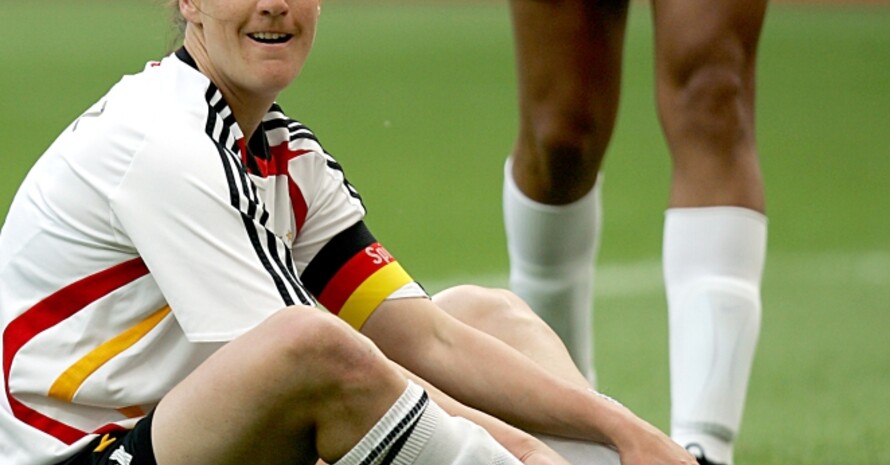 Birgit Prinz kommentiert die Ballkünste ihrer männlichen Kollegen. Copyright: picture-alliance/dpa