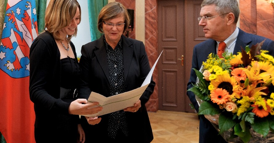 Preisträgerin Lisa Monnerjahn (l.) mit Ilse Ridder-Melchers und Thomas Bach. Foto: DOSB/Anja Schnabel