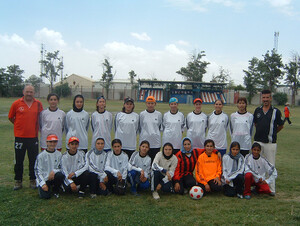 Die Projektleiter Klaus Stärk links und Ali Askar Lali rechts mit der Damen-Nationalmannschaft Afghanistans.