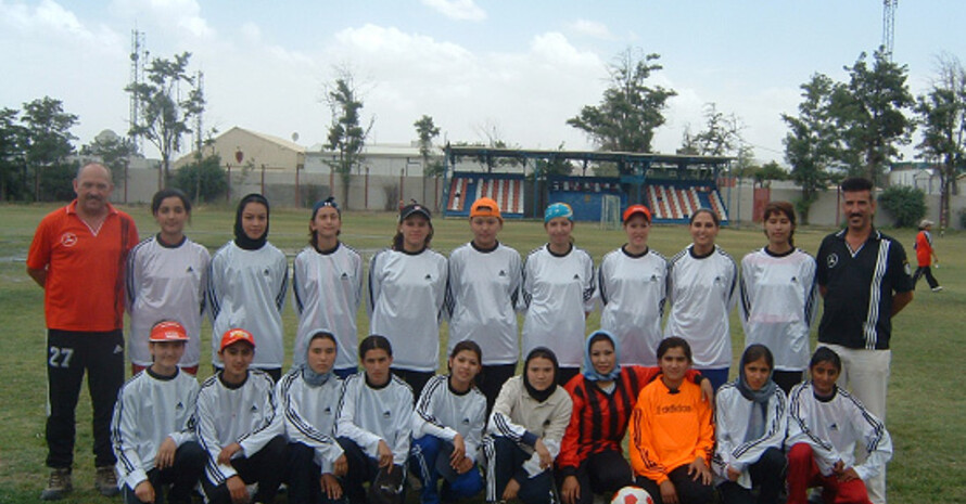 Die Projektleiter Klaus Stärk links und Ali Askar Lali rechts mit der Damen-Nationalmannschaft Afghanistans.