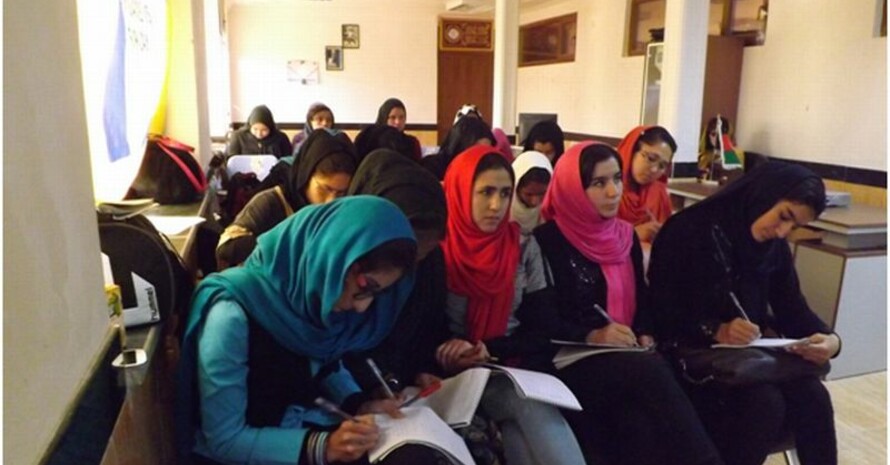 Theoriestunde bei der Ausbildung von Trainerinnen in Kabul; Foto: Ali Askar Lali