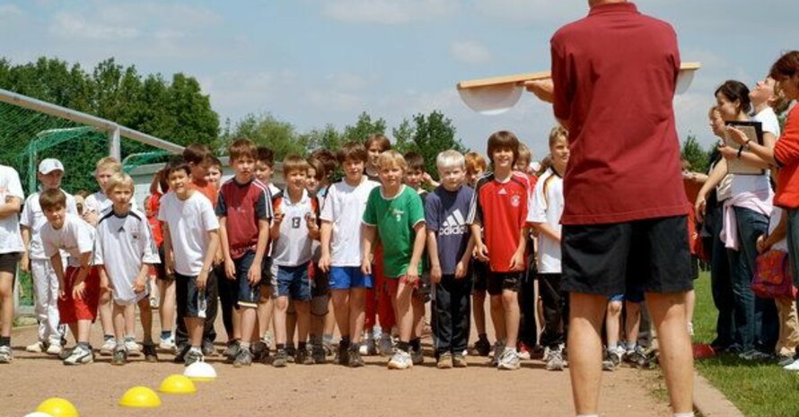 Kinder bei den Bundesjugenspielen warten gebannt auf das Startzeichen ihres Sportlehrers. Foto: picture-alliance