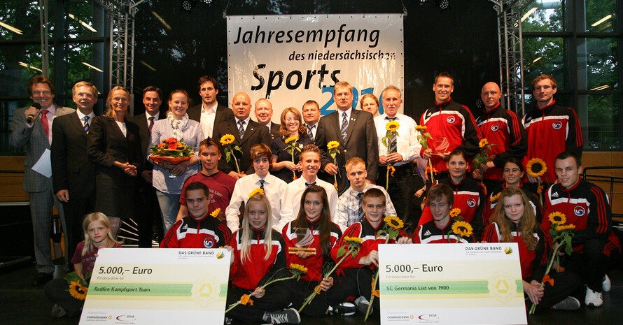 Der SC Germania List und das Redfire Kampfsport Team mit ihren prominenten Gratulanten. Copyright: Getty Images