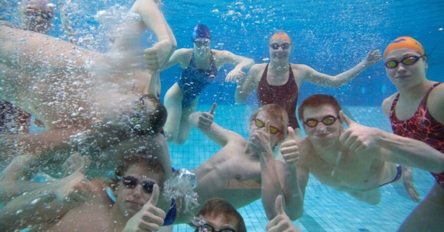Ob unter oder über Wasser: Spaß und Teamgeist schwimmen im Swim-Team Elmshorn immer mit. Copyright: Michael Schunk