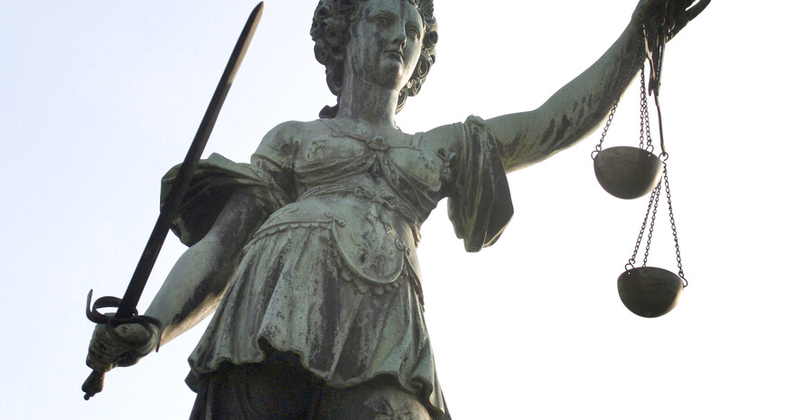 Justitia, die Göttin der Gerechtigkeit, regelt auch  Auseinandersetzungen über die staatliche Förderung von Vereinen - wenn es sein muss. Foto: picture alliance