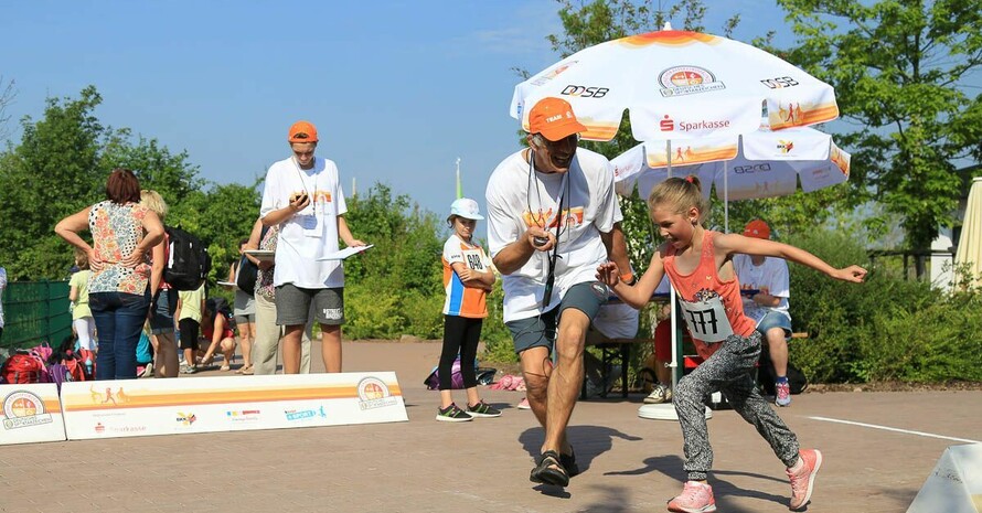 Sportabzeichen-Prüfer spornen an, damit die Kinder ihre Bestleistung bringen wollen.