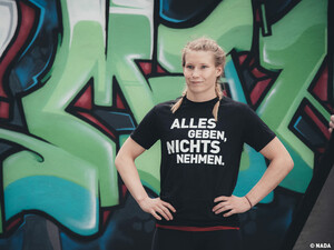 Aline Focken unterstützt die NADA-Aktion "ALLES  GEBEN, NICHTS NEHMEN". Foto: NADA