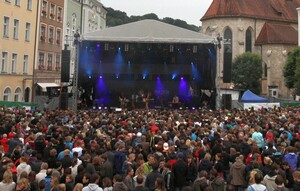 Fanta 4 und Clueso ließen es in Burghausen zur Freude der jugendlichen Fans richtig krachen: Foto: dsj