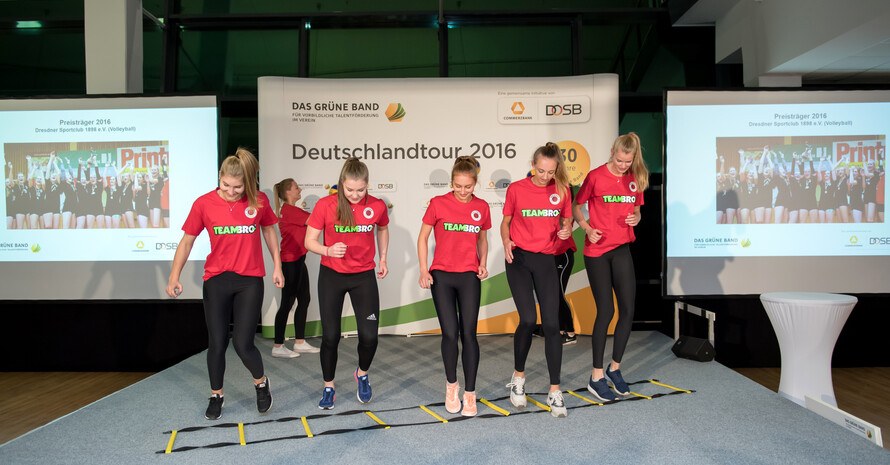 Die Volleyball-Mädels des Dresdner Sportclubs 1898 präsentierten dem Publikum Einblicke in ihren Trainingsalltag und begeisterten nicht zuletzt durch ihre Ballkontrolle und das zielgerichtete Zuspielen der Bälle