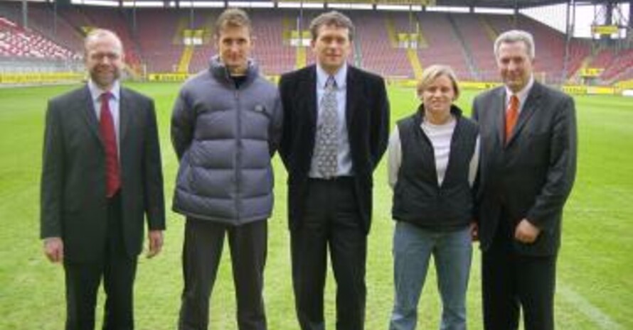 Prominente Partner des Sportabzeichens: Fußball-Weltmeisterin Martina Müller (2.v.r.) und Vize-Weltmeister Miroslav Klose (2.v.l.), hier beim Fototermin auf dem Kaiserslauterer Betzenberg mit (v.l.) Hans-Werner Gäb (Barmer Ersatzkasse) , Olaf Marschall (FCK) und Friedhelm Ochs (Barmer Ersatzkasse).
